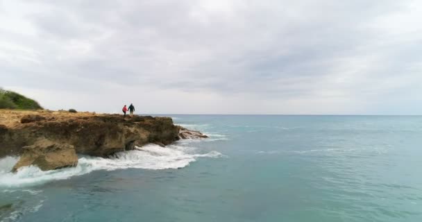 Ανέμελη Ζευγάρι Περπάτημα Στο Βραχώδες Θάλασσα Ακτή — Αρχείο Βίντεο