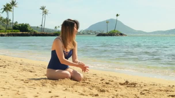 Madre Hija Divirtiéndose Playa — Vídeo de stock