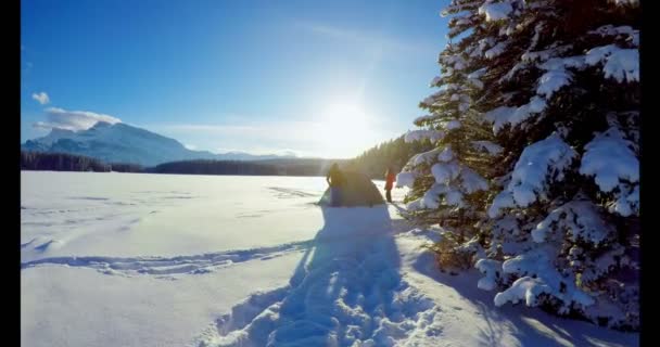 Pareja Preparando Una Tienda Campaña Paisaje Nevado Durante Invierno — Vídeos de Stock