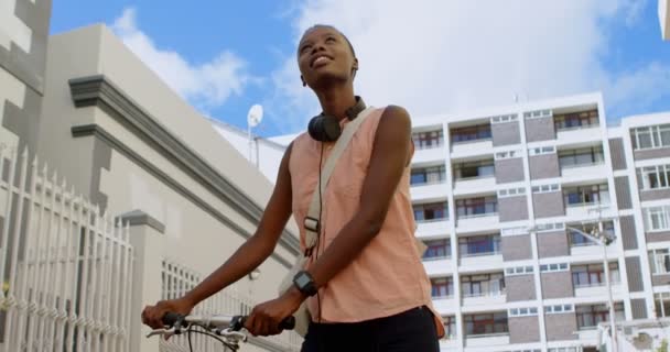 Femme Heureuse Marchant Vélo Dans Rue Ville — Video