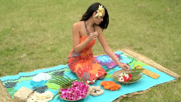 Hermosa Joven Mujer Preparando Guirnalda Jardín — Vídeos de Stock