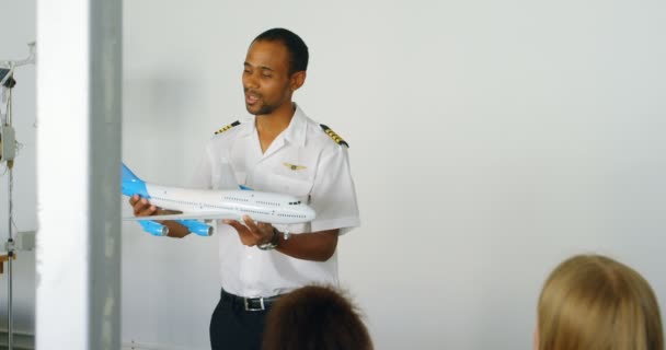 Pilot Unterrichtet Kinder Ausbildungsinstitut Über Modellflugzeug — Stockvideo