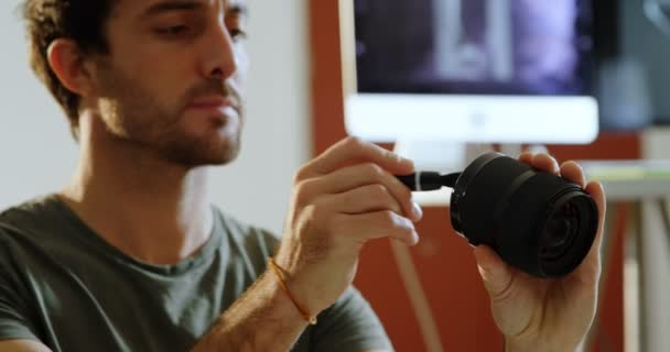 Lente Cámara Limpieza Fotógrafo Masculino Estudio Fotográfico — Vídeos de Stock