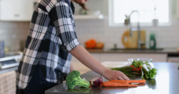 Mutfak Ahşap Temizlik Kadın Orta Bölümünde — Stok video