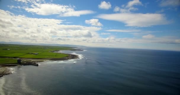 Aérea Hermosa Vista Del Mar Campos Verdes — Vídeo de stock