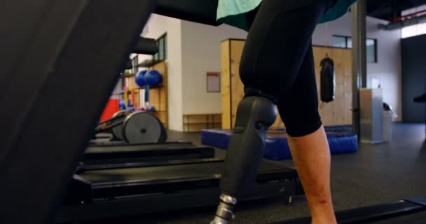 Mujer Mayor Que Usa Auriculares Realidad Virtual Cinta Correr Gimnasio — Vídeos de Stock