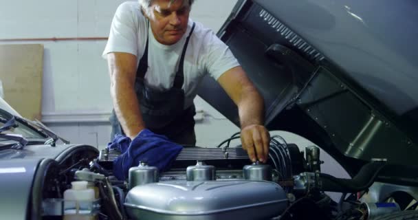 Mecánico Masculino Servicio Coche Garaje — Vídeo de stock