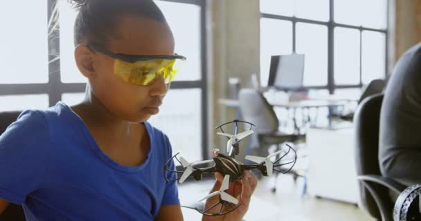 Menina Olhando Para Drone Mesa Escritório — Vídeo de Stock