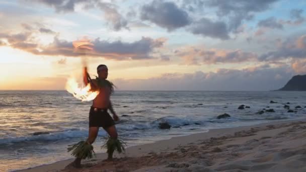 火杂耍演员杂耍火棍子在海滩在黄昏4K — 图库视频影像