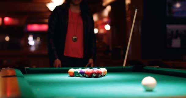 Baixa Seção Mulher Jogando Snooker Clube Noturno — Vídeo de Stock