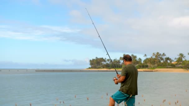 Pescador Sênior Pesca Praia — Vídeo de Stock