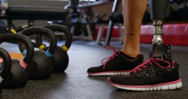 Düşük bölümüne üst düzey kadın fitness stüdyosu 4 k kettlebell kaldırma