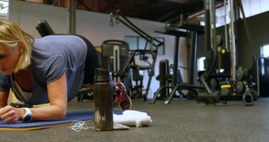 Üst düzey kadın fitness Studio 4 k tahta yapmaya kararlı