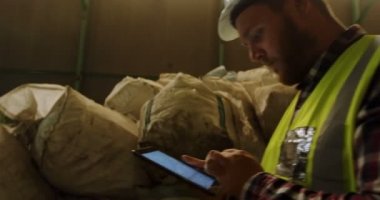 Erkek işçi depoda 4 k dijital tablet kullanma