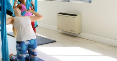 Kadın fitness stüdyosu 4 k hamakta yoga yapıyor