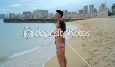 4 k sahilde duran genç çift