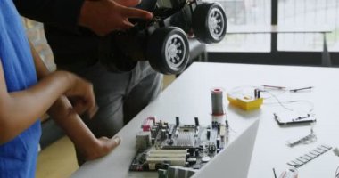 Baba ve kızı ofiste 4 k elektrikli bir araç deneme