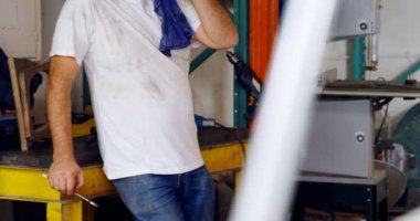 4 k garajda kahve düşünceli erkek makinist