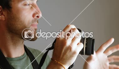 Erkek fotoğrafçı fotoğraf ile fotoğraf makinesi fotoğraf Studio 4 k tıklayarak