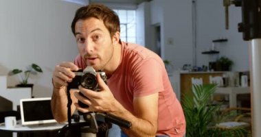 Erkek fotoğrafçı fotoğraf ile fotoğraf makinesi fotoğraf Studio 4 k tıklayarak