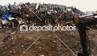 Paslı metal parçalar halinde scrapyard 4k Close-up