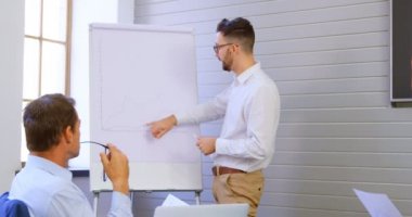 Yöneticiler office 4 k, konferans odasında beyaz tahta üzerinde tartışıyor