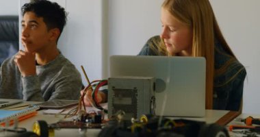 Özenli çocuklar Eğitim Enstitüsü 4 k bir proje üzerinde