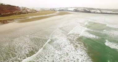 Sahilde 4 k inişli çıkışlı dalgalar deniz havadan görünümü