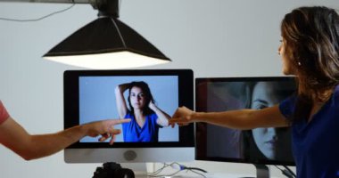 Erkek fotoğrafçı ve yere fotoğraf fotoğraf Studio 4 k modeli tartışıyor