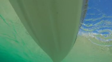 Güneşli bir günde 4 k nehir kanosu kadın