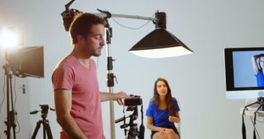 Erkek fotoğrafçı fotoğraf stüdyosu 4 k dizüstü bilgisayar kullanarak
