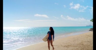 Kadın sörfçü surfboard Beach 4 k ile yürüyüş