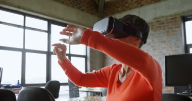 Kadın yönetici sanal gerçeklik kulaklık kullanma office 4 k