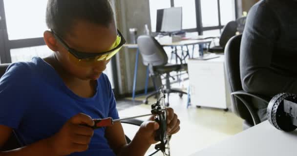 Mädchen Repariert Eine Drohne Schreibtisch Büro — Stockvideo