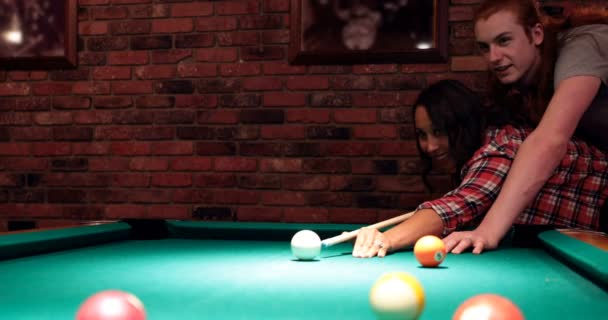 Junges Paar Spielt Snooker Nachtclub — Stockvideo