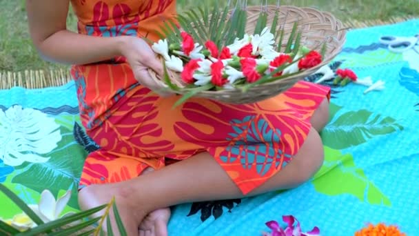 Mulher Bonita Organizando Flores Tapete Jardim — Vídeo de Stock