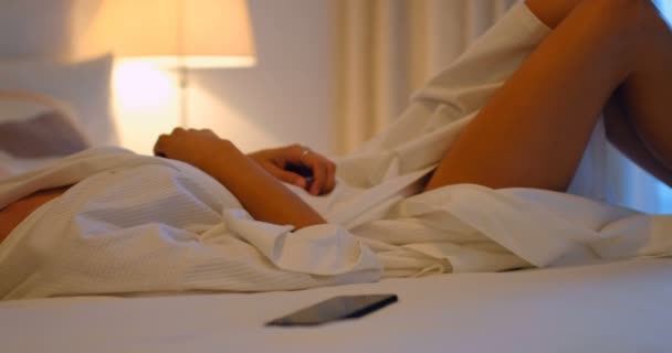 Жінка Розслабляється Ліжку Спальні Вдома — стокове відео