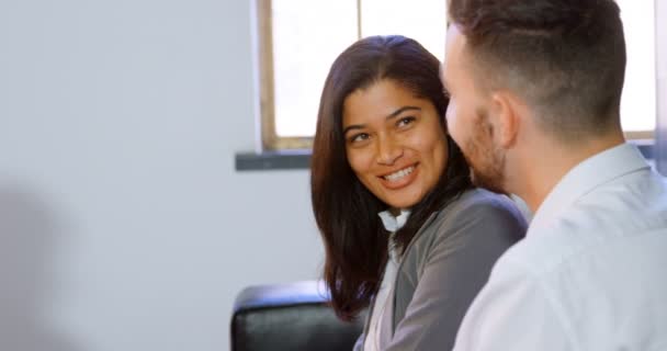 Çift Kanepe Office Komisyoncu Ile Tartışırken Gülümseyen — Stok video