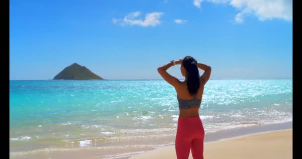 Vrouw Afscherming Van Haar Ogen Bij Het Strand Een Zonnige — Stockvideo