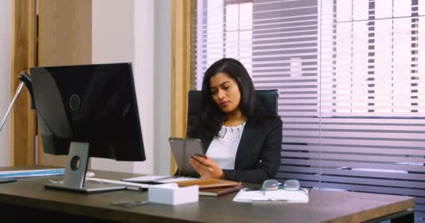Γυναίκα Εκτελεστικό Χρησιμοποιώντας Ψηφιακό Tablet Στο Γραφείο Γραφείο — Αρχείο Βίντεο