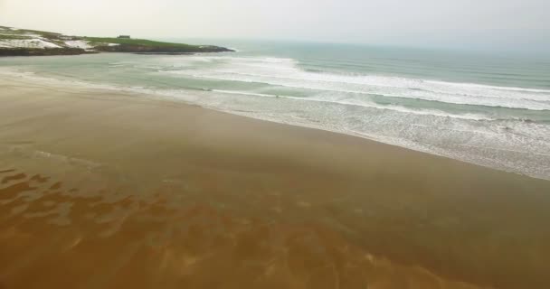 Sahilde Inişli Çıkışlı Dalgalar Deniz Havadan Görünümü — Stok video