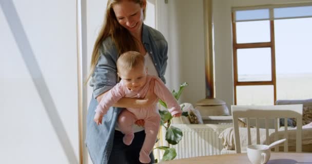 Mãe Brincando Com Seu Bebê Casa — Vídeo de Stock
