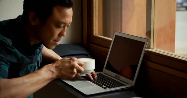 Man Met Koffie Terwijl Het Gebruiken Van Laptop Het Café — Stockvideo