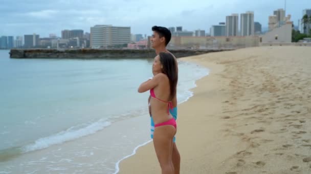 若いカップルで 浜に立って — ストック動画