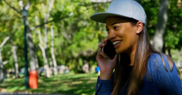 Mulher Bonita Falando Celular Parque — Vídeo de Stock