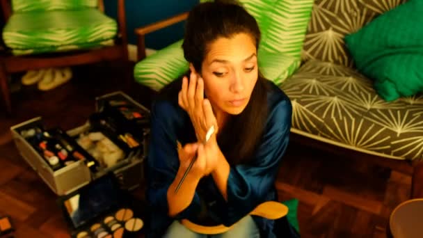 Női Videóinak Blogger Eyeshadows Alkalmazása Otthon — Stock videók