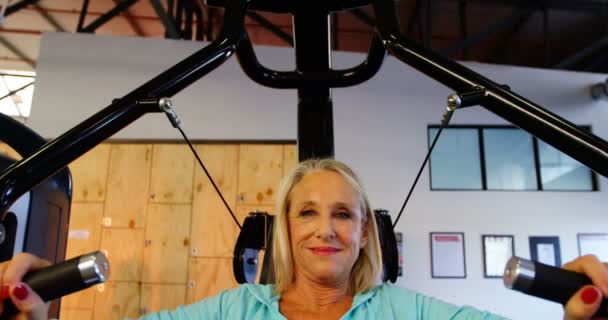 Senior Vrouw Doen Oefening Borst Druk Machine Fitness Studio — Stockvideo