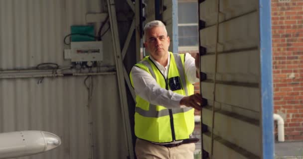 Ingeniero Masculino Abriendo Obturador Del Hangar Aeroespacial — Vídeo de stock