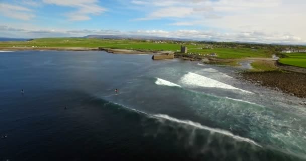 Luchtfoto Van Prachtig Uitzicht Zee Golven Groene Velden — Stockvideo