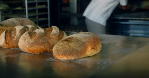 Baker Enlever Pain Pain Fraîchement Cuit Four Dans Cuisine — Video